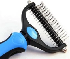 Professionele Ondervacht Kam Voor Hond En Kat S – Hondenborstel – Kattenborstel - Hondenkam –Anti Klit - Haarverwijderaar Voor Huisdieren - Pijnloos - Huisdiervriendelijk – Klittenkam - Voorkomt Haaruitval - Kleine Variant- Black Friday - Sinterklaas -Hondenartikelen Serie Winkel 1200x1012 3