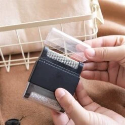 Draagbare Mini Kleding Haar Bal- Lint Remover- Kleding Reiniging Trimmer- Sweater Doek Handmatig Scheerapparaat- Kleding Reiniging Trimmer-Stof Scheerapparaat Voor Stoffen-Linnen- Kleding - Meubilair-dieren-Zwart -Hondenartikelen Serie Winkel 1200x1200 1288