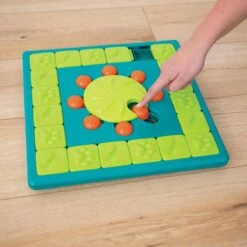 Nina Ottosson Interactieve Hondenpuzzel Vulbaar Met Snacks Voor De Slimste Honden - Outward Hound Multipuzzle 25 Nina Ottosson Interactieve Hondenpuzzel Vulbaar Met Snacks Voor De Slimste Honden - Outward Hound Multipuzzle -Hondenartikelen Serie Winkel 1200x1200 2405