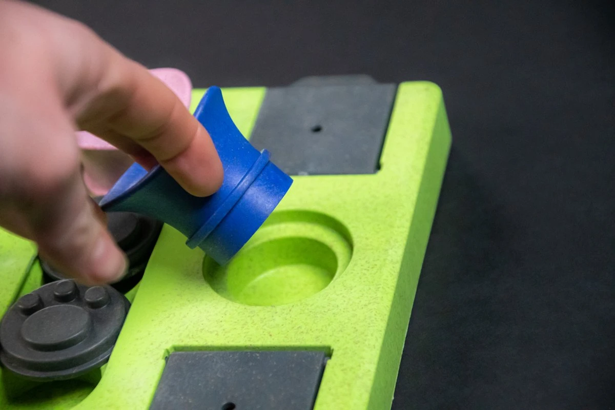 Eat Slow Live Longer Puzzel Rectangle – Intelligentie Speelgoed Voor Honden – Interactief Hondenspeelgoed – Uitdagende Hondenpuzzel – Gerecyclede Materialen – Te Vullen Met Snacks - 25x26x5 Cm - Groen 6 Eat Slow Live Longer Puzzel Rectangle – Intelligentie Speelgoed Voor Honden – Interactief Hondenspeelgoed – Uitdagende Hondenpuzzel – Gerecyclede Materialen – Te Vullen Met Snacks - 25x26x5 Cm - Groen - Afbeelding 4