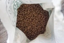 WOOOF Eend 18KG - Geperst Hondenvoer - Hypoallergeen Hondenvoer - Geperste Hondenbrokken - Droogvoer -Hondenartikelen Serie Winkel 1200x800