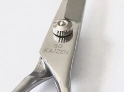 Professionele Hondenscharen Set - Extra Veilige Grooming Set - Trimscharen Voor Honden - Knipschaar - Effileerschaar / Uitdunschaar - Gebogen Schaar Met Ronde Punt - Precisieschaar - Hondenverzorging - Inclusief Kam, 2 Haarclips En Luxe Opbergdoos -Hondenartikelen Serie Winkel 1200x899 13