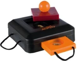 Trixie Dogtoy Dog Activity Strategy Game Gamble Box - Piepend Speelgoed - 15cm X 15cm X 9cm - Zwart/rood/oranje -Hondenartikelen Serie Winkel 1200x949 1